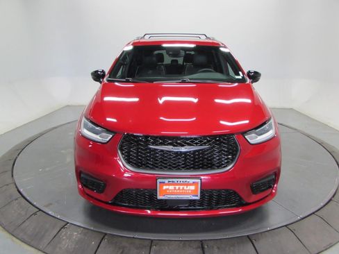 Used 2025 Chrysler Pacifica Limited FWD image 2
