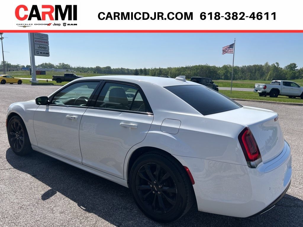 Used 2022 Chrysler 300 Touring L RWD image 4