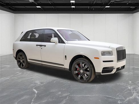 Used 2023 Rolls-Royce Cullinan image 2