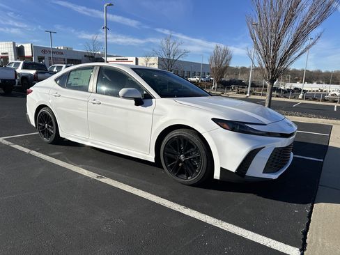 Used 2026 Toyota Camry SE image 2