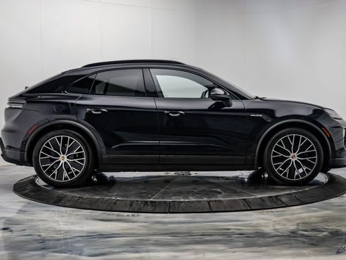 Used 2025 Porsche Macan 4 Electric AWD/4WD image 19