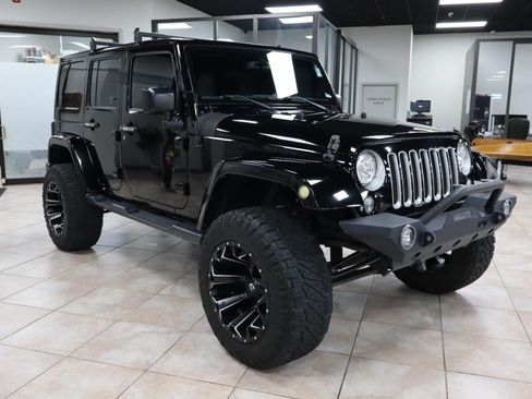 Used 2017 Jeep Wrangler Unlimited Sahara w/ Connectivity Group AWD/4WD image 7