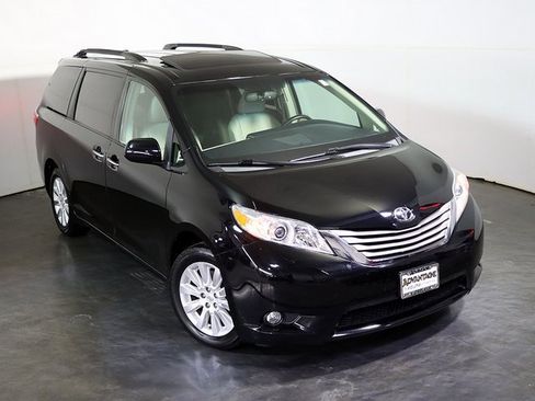 Used 2015 Toyota Sienna XLE image 7