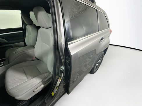 Used 2018 Toyota Highlander LE FWD image 12