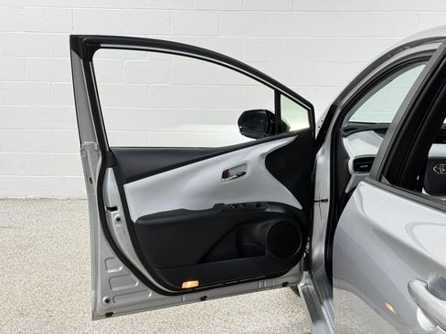 Used 2017 Toyota Prius Four w/ Premium Convenience Package image 10