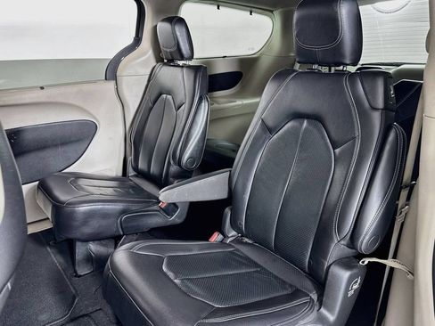 Used 2022 Chrysler Pacifica Touring-L FWD image 11