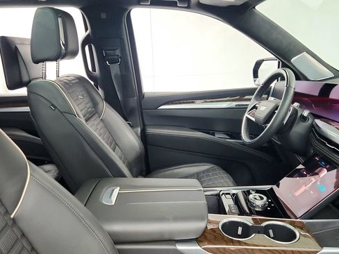 Certified 2025 Cadillac Escalade Sport Platinum w/ LPO, Floor Liner Package AWD/4WD image 30