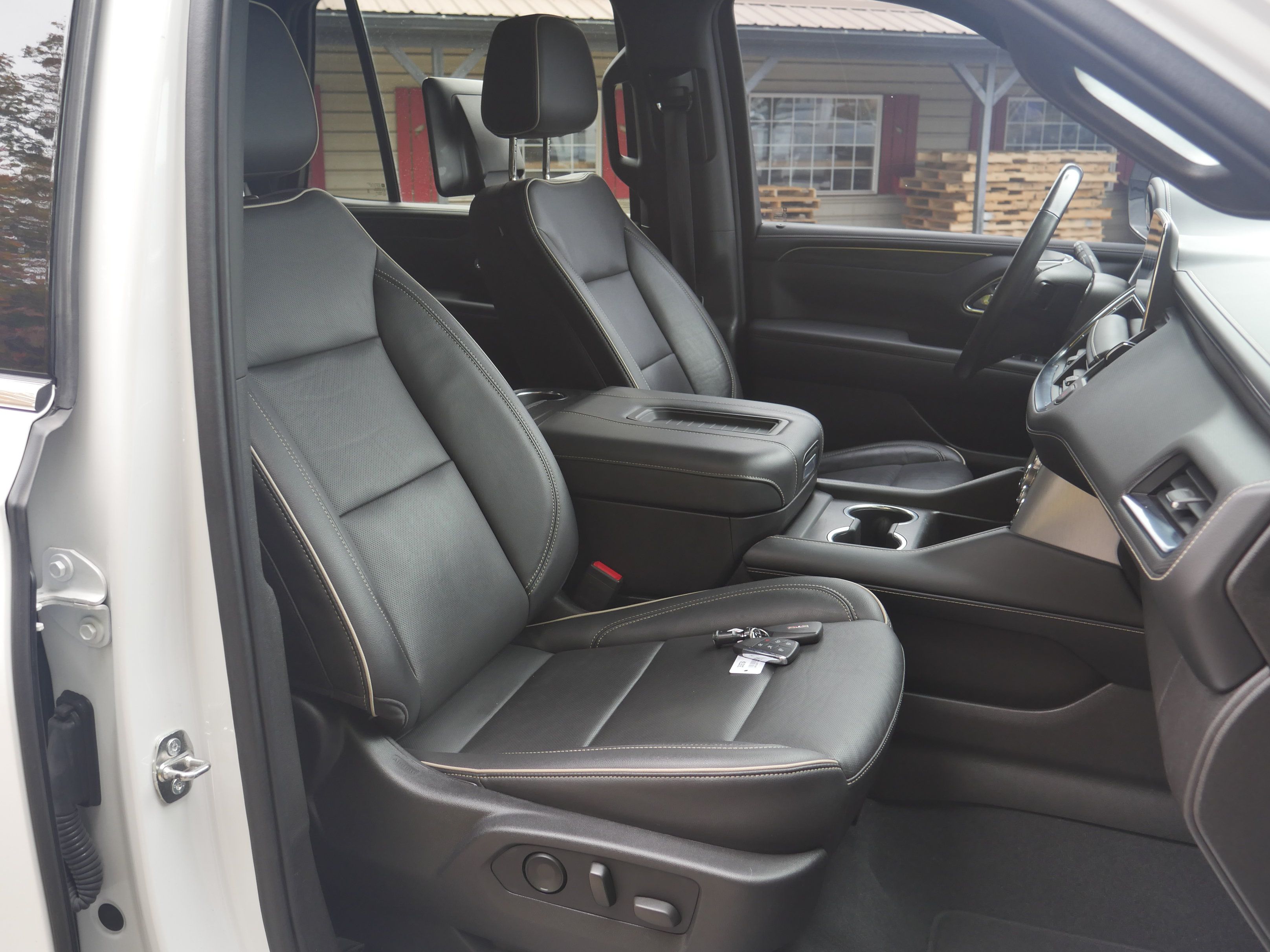 Used 2021 GMC Yukon SLT w/ Rear Media and Nav Package AWD/4WD image 32