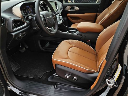 New 2026 Chrysler Pacifica Pinnacle FWD image 18