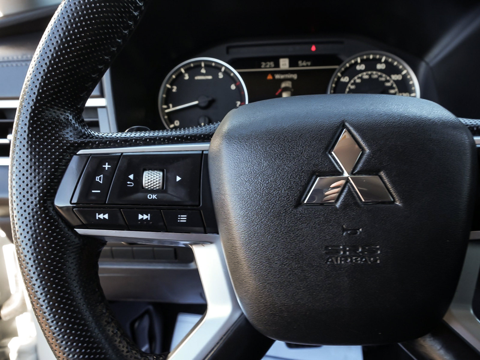 Used 2024 Mitsubishi Outlander SE AWD/4WD image 16