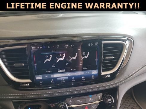 Used 2025 Chrysler Pacifica Select w/ Fav Edition Package FWD image 25