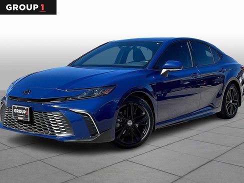 Used 2025 Toyota Camry SE w/ Convenience Package FWD image 1