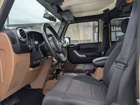 Used 2012 Jeep Wrangler Unlimited Sahara AWD/4WD image 13