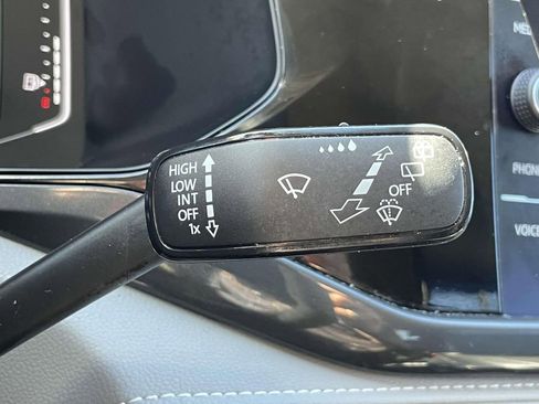 Used 2022 Volkswagen Taos SEL image 24