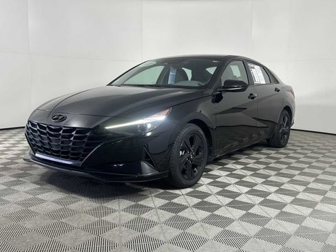 Used 2023 Hyundai Elantra SEL w/ Preferred Accessory Package image 7