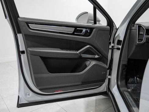 Used 2020 Porsche Cayenne Turbo AWD/4WD image 37