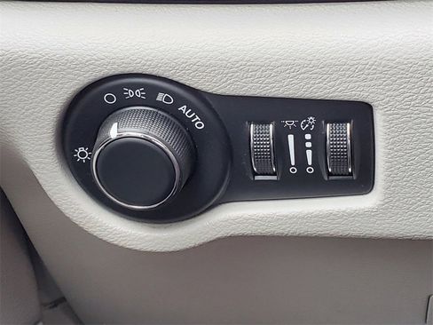 Used 2017 Chrysler Pacifica Touring image 17