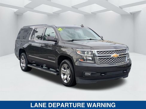 Used 2017 Chevrolet Suburban LT w/ LT Signature Package RWD image 3