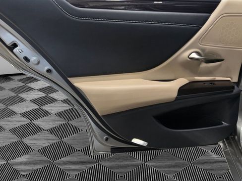 Used 2019 Lexus ES 350 w/ Accessory Package FWD image 18