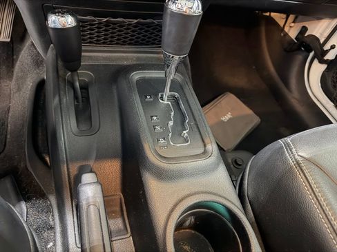 Used 2017 Jeep Wrangler Unlimited Sahara w/ Connectivity Group AWD/4WD image 4