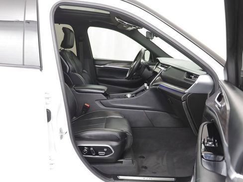 Used 2023 Jeep Grand Cherokee Overland w/ Advanced Protech Group III image 21