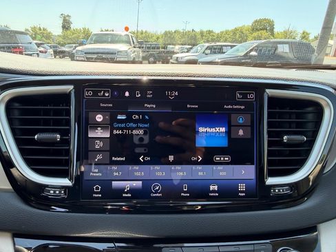 Used 2023 Chrysler Pacifica Touring-L FWD image 18