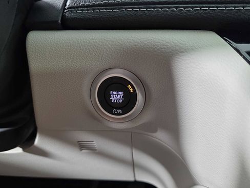 Used 2024 Chrysler Pacifica Limited image 18