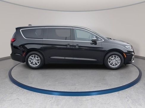 New 2026 Chrysler Pacifica Select image 4