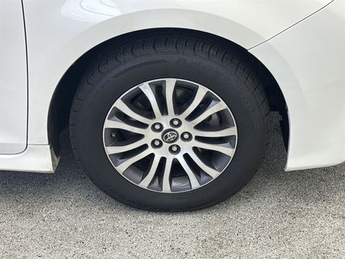 Used 2018 Toyota Sienna XLE w/ XLE Navigation Package image 40