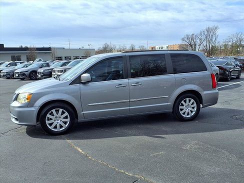 Used 2016 Chrysler Town & Country Touring image 20
