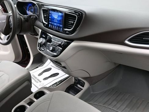 Used 2017 Chrysler Pacifica Touring w/ Tire & Wheel Group image 28