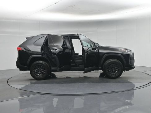 Used 2019 Toyota RAV4 XLE AWD/4WD image 4