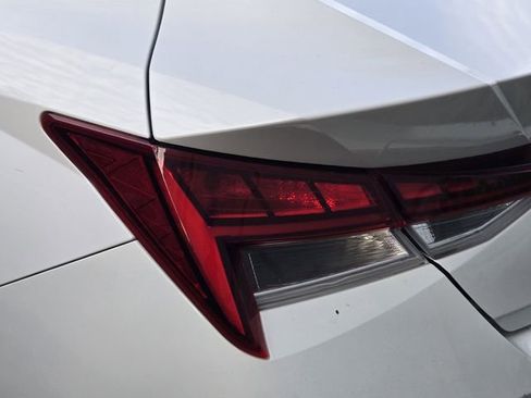 Used 2023 Hyundai Elantra Limited FWD image 7
