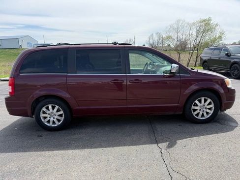 Used 2008 Chrysler Town & Country Touring image 5