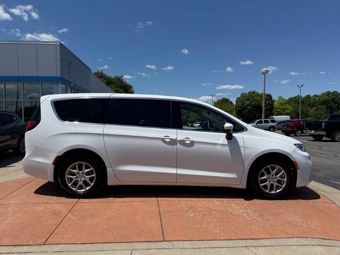 Used 2023 Chrysler Pacifica Touring-L FWD image 7