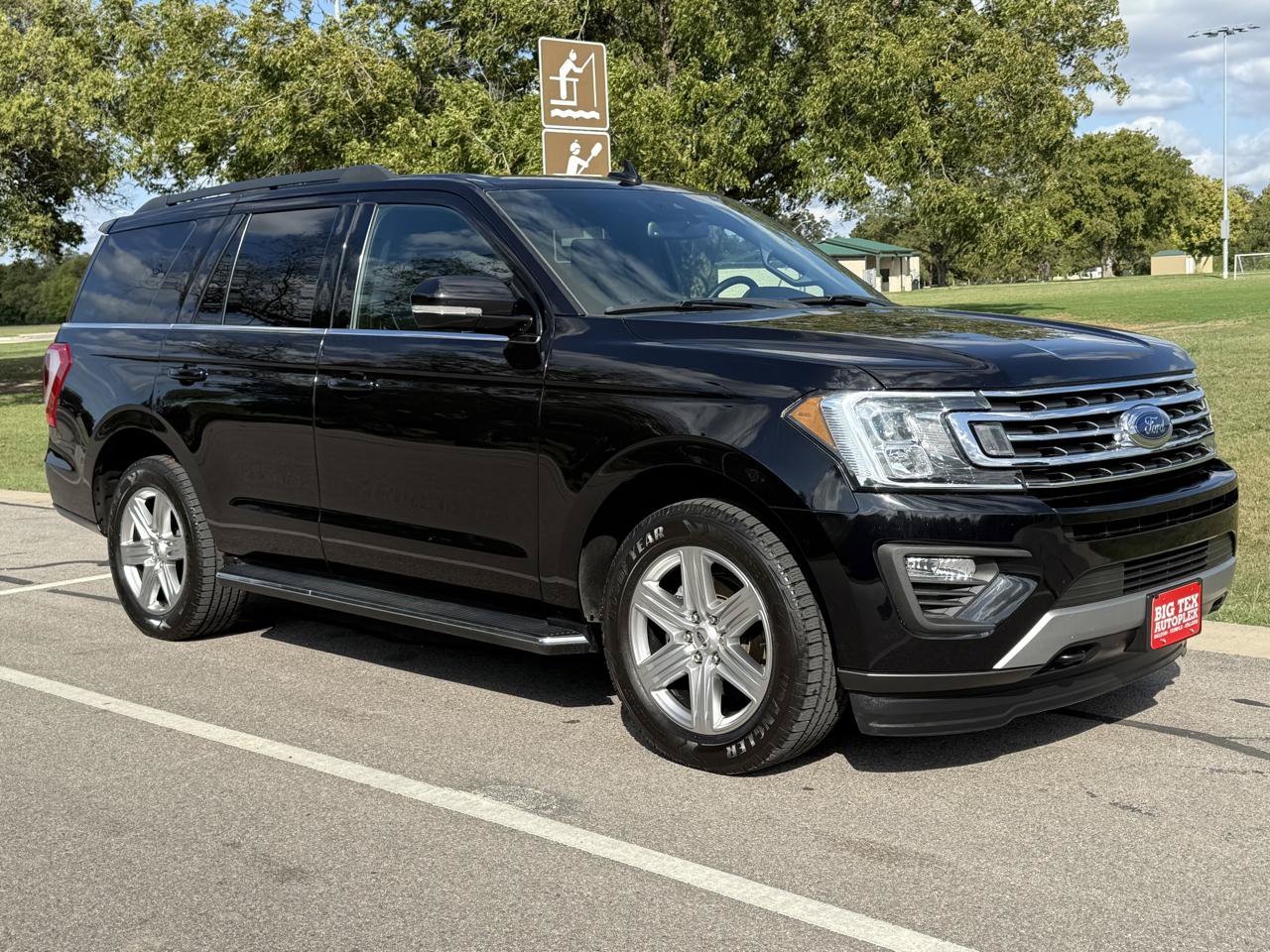 Used 2019 Ford Expedition XLT w/ Equipment Group 202A AWD/4WD image 11