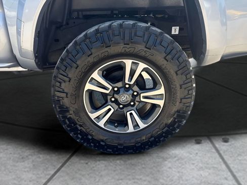 Used 2019 Toyota Tacoma TRD Sport AWD/4WD image 32
