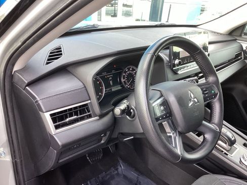 Used 2023 Mitsubishi Outlander SE image 9
