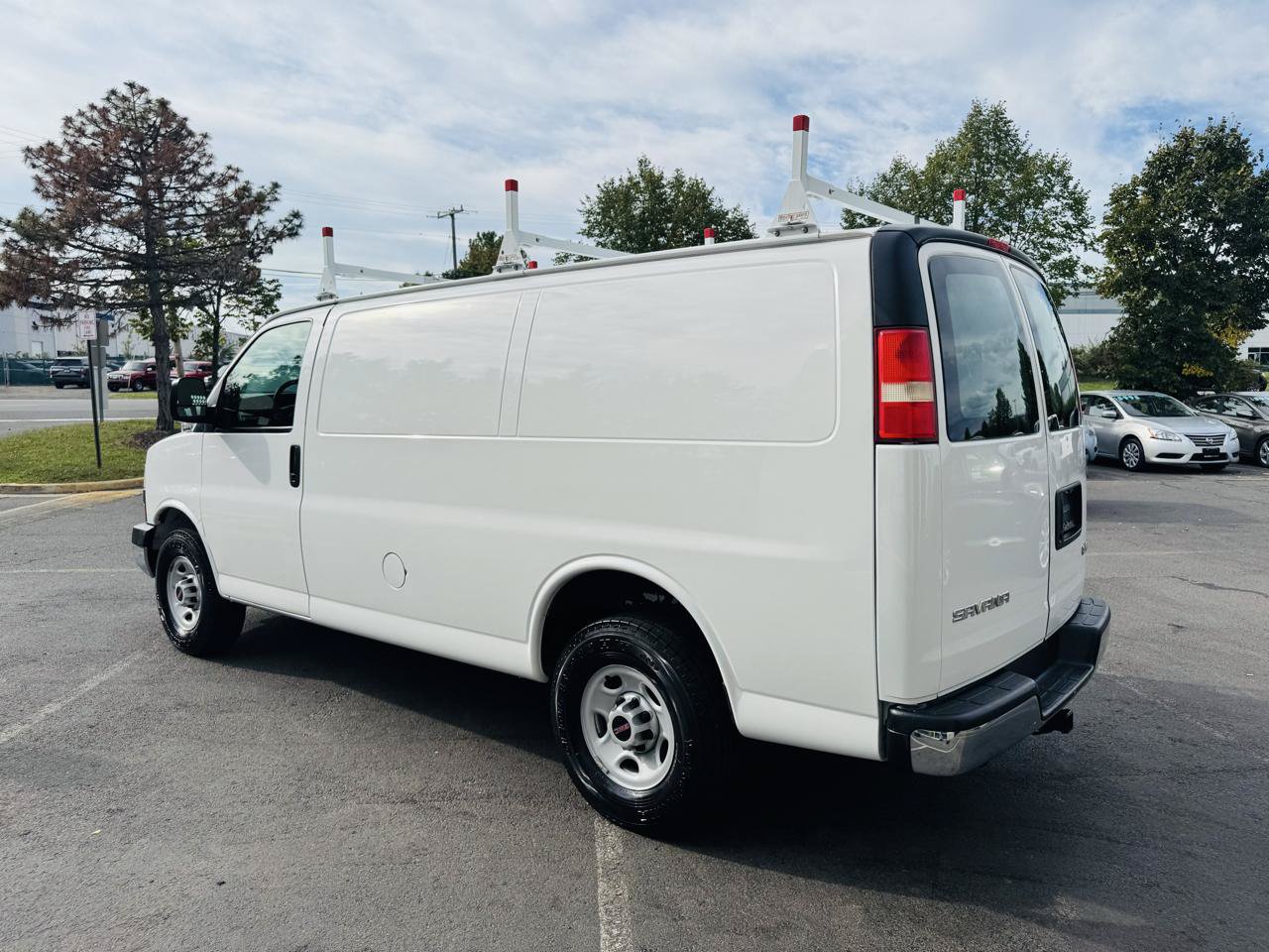 Used 2009 GMC Savana 2500 w/ Chrome Appearance Package RWD image 9