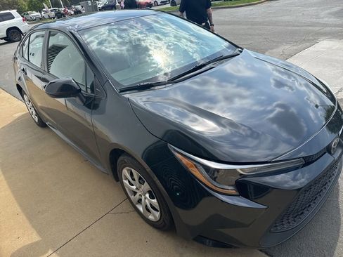 Used 2021 Toyota Corolla LE image 3