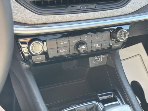 New 2025 Jeep Compass Latitude w/ Sun & Sound Group image 27