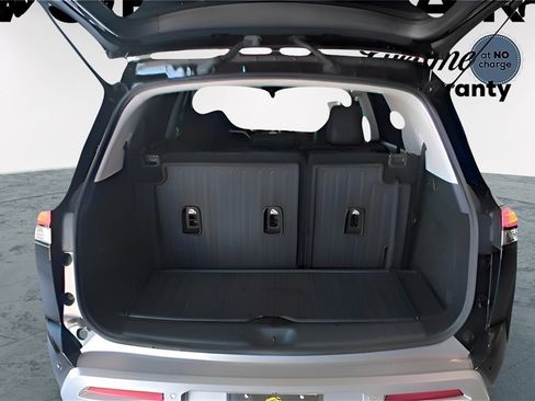 Used 2024 Nissan Pathfinder Platinum w/ Cargo Package image 23