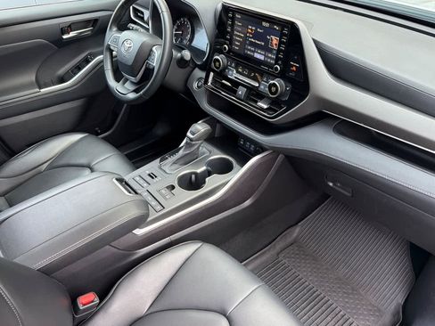 Used 2022 Toyota Highlander XLE AWD/4WD image 19