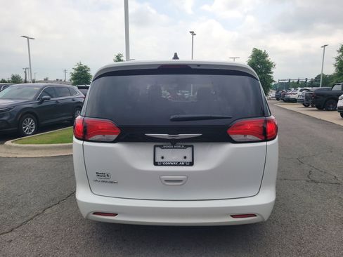 Used 2024 Chrysler Voyager LX FWD image 4