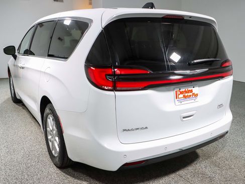 Used 2023 Chrysler Pacifica Touring-L image 9