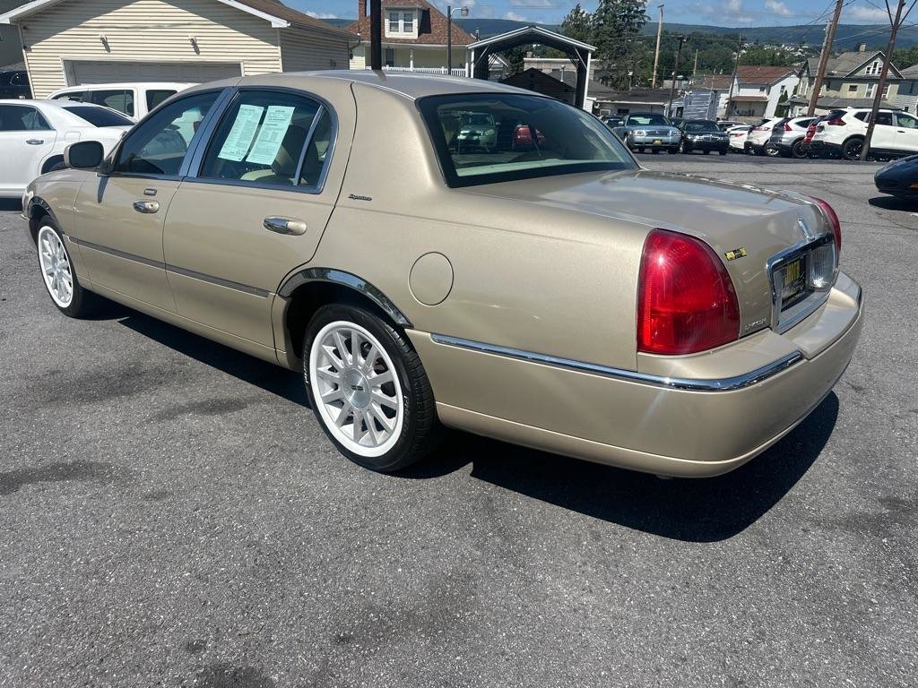 Used 2006 Lincoln Town Car Signature RWD image 10