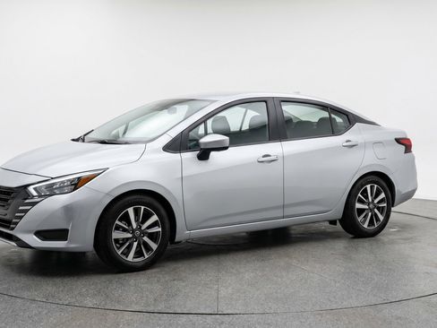 Used 2025 Nissan Versa SV image 3