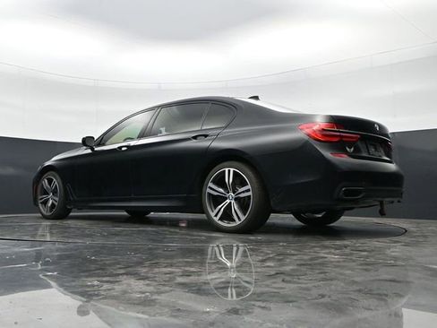 Used 2018 BMW 750i w/ Executive Package RWD image 38
