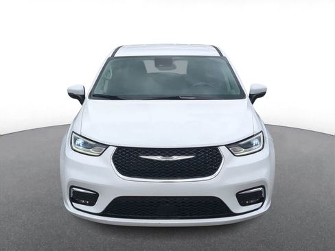 Used 2023 Chrysler Pacifica Touring-L FWD image 3