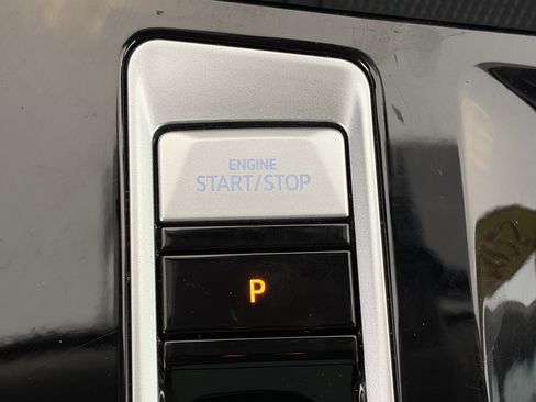 Used 2025 Volkswagen Atlas SEL image 30